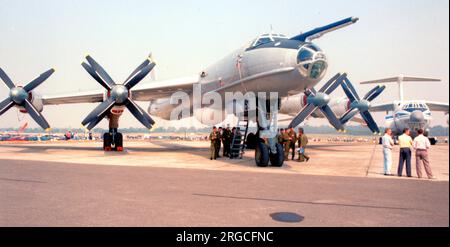 Russian Naval Aviation – Tupolev TU-142m 93 Black (msn 1603062) beim Naval Training Regiment, auf der 1994 Royal International Air Tattoo – RAF Fairford am 1. August 1994. (NATO-Meldename 'Bear-F') Stockfoto