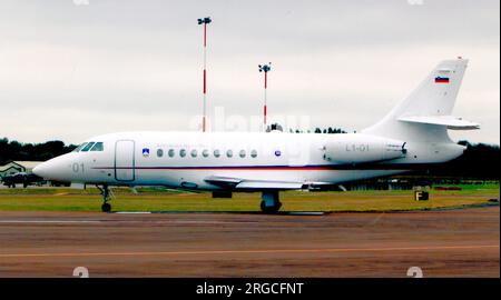 Slowenische Luftwaffe – Dassault Falcon 2000EX L1-01 (msn 15), auf der RAF Fairford am 15. Juli 2015. Stockfoto