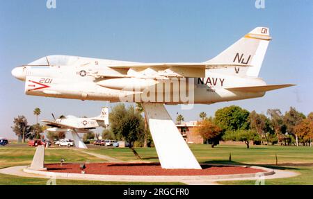 Ling Temco Vought A-7C-3-CV Corsair II 156763 (MSN E30), lackiert als A-7E mit einer falschen BuAer-Nummer (160122 war ein S-3A Viking). Stockfoto