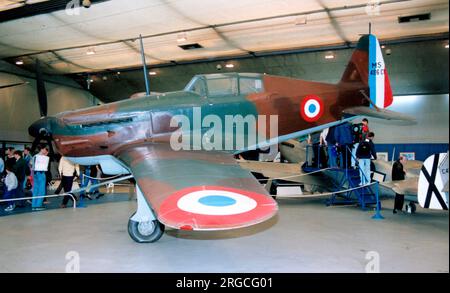 Morane-Saulnier MS.406 - D-3801 J-277 (msn 15), ein ehemaliger Schweizer Luftwaffe D.3801 in französischen Farben, im Musee de l'Air et de l'espace, Le Bourget, nahe Paris. Stockfoto