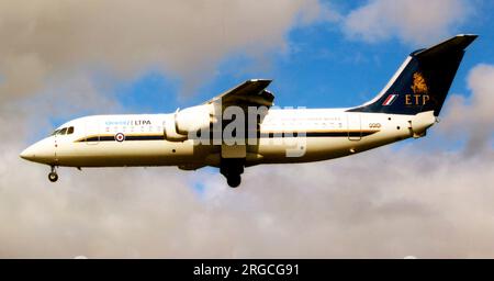 Empire Test Pilots' School - BAE 146-RJ100 QQ101 (msn E.3368), betrieben von QinetiQ - LTPA, in Boscombe Down. Stockfoto