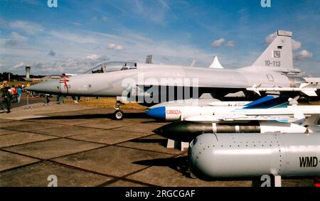 Pakistan Air Force - PAC JF-17 Thunder 10-113 (msn FC10108), auf der SBAC Farnborough Air Show am 20. Juli 2010. Stockfoto