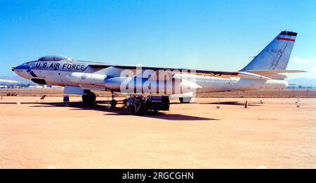 Boeing B-47E-110-BW Stratojet 53-2275 (MSN 4501088) „Betty-Boop“ im March Field Museum, Kalifornien. Stockfoto