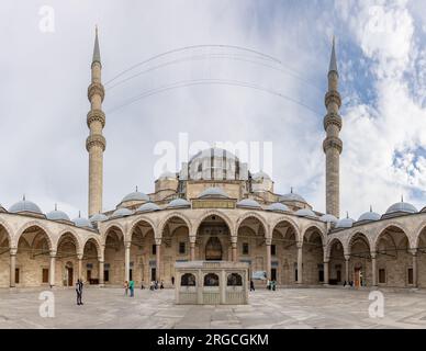 Ein Bild des Innenhofs oder Sahn der Suleymaniye-Moschee in Istanbul. Stockfoto