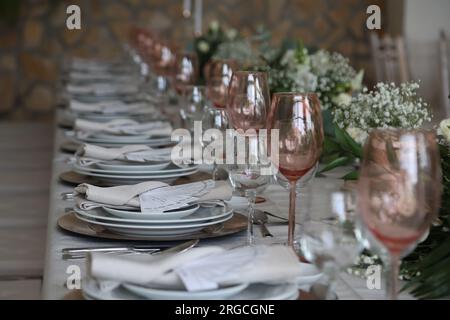 Bild eines eleganten Tischsets für eine Hochzeit oder eine schöne Veranstaltung Stockfoto