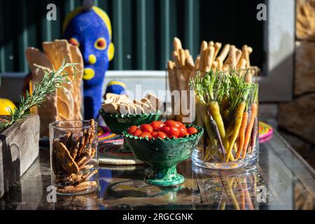 Cheese and Charcuterie Board von einem Catering-Service, der auf Veranstaltungen und Partys spezialisiert ist Stockfoto