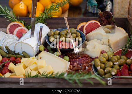 Cheese and Charcuterie Board von einem Catering-Service, der auf Veranstaltungen und Partys spezialisiert ist Stockfoto