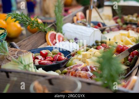 Cheese and Charcuterie Board von einem Catering-Service, der auf Veranstaltungen und Partys spezialisiert ist Stockfoto