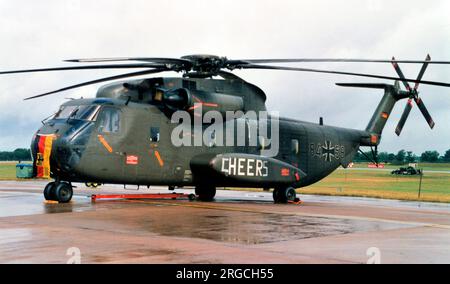 Heeresflieger - VFW-Sikorsky CH-53G 84+58 (msn V65-056, Modell S-65C-1) von Heeresfliegerregiment 25 auf der Royal International Air Tattoo - RAF Fairford 26. Juli 2009, angegriffen von der RIAT-Bodencrew. (Heeresflieger - Deutsche Armee Luftfahrt). Stockfoto