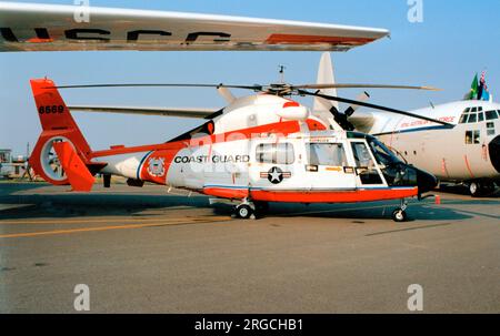 United States Coast Guard - Aerospatiale HH-65A Dolphin 6569 (MSN 6263, SA-366G-1), von Coast Guard Air Station Borinquen, am 13. Juli 1989 in RAF Fairford für die Royal International Air Tattoo. Stockfoto