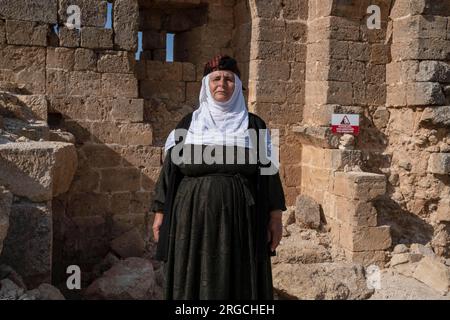 8. Mai 2022, Diyarbakir, Türkei: Eine alte Frau posiert im Schloss Zerzevan. Zerzevan Castle ist ein historisches Gebäude und eine militärische Siedlung zwischen den Grenzen der Provinz Diyarbakir und der Provinz Mardin. Dieses Fort diente während des Römischen Reiches als Grenzgarnison. Die militärische Siedlung, die zu Verteidigungszwecken errichtet wurde, gilt als eines der wichtigsten östlichen römischen Denkmäler in Diyarbakir. Die historische Burg, die jedes Jahr von Tausenden von Menschen besucht wird, wurde 2020 in die Liste der zum Weltkulturerbe zählenden Personen aufgenommen. (Kreditbild: © Bilal Seckin/SOPA Bilder über ZUMA Press WI Stockfoto