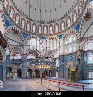 Ein Bild des farbenfrohen und herrlichen Innenraums der Rustem-Pascha-Moschee in Istanbul. Stockfoto