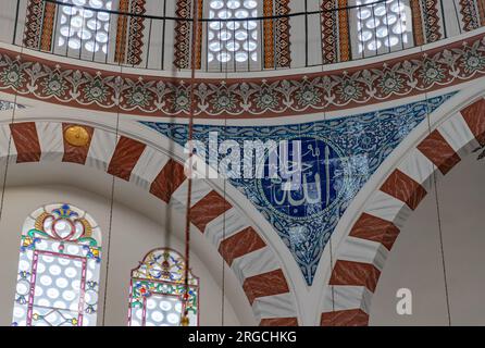 Ein Bild des farbenfrohen und herrlichen Innenraums der Rustem-Pascha-Moschee in Istanbul mit einem blauen kalligraphischen Rundgang. Stockfoto