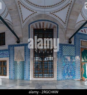 Ein Bild der farbenfrohen und herrlichen Fassade der Rustem-Pascha-Moschee in Istanbul. Stockfoto