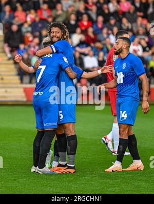 Whaddon Road, Cheltenham, Gloucestershire, Großbritannien. 8. Aug. 2023. EFL Carabao Cup Fußball, Cheltenham Town gegen Birmingham City; Juninho Bacuna feiert mit seinem Kapitän Dion Sanderson, nachdem er in der 24. Minute ein Tor geschossen hat, um 1-0 auf Birmingham Credit: Action Plus Sports/Alamy Live News zu gelangen Stockfoto