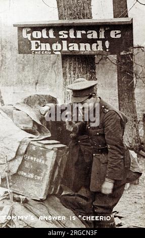 Britischer Soldat im ehemaligen deutschen Bereich der Westfront, WW1 - auf dem deutschen Schild steht "Gott bestraft England", auf das Tommys Antwort "Cheerio" lautet Stockfoto