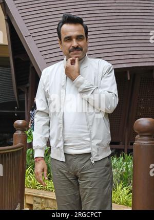 Mumbai, Indien. 08. Aug. 2023. Bollywood Schauspieler Pankaj Tripathi posiert für ein Foto während der Werbung für seinen Film „Oh My God 2" in Mumbai. Der Film wird am 11. August 2023 veröffentlicht. Kredit: SOPA Images Limited/Alamy Live News Stockfoto