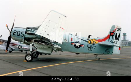 Douglas AD-4N Skyraider F-AZDP (MSN 7452, ex 124146) Beteiligt an einer Kollision mit P-51D 44-72218 in Duxford auf der 10July 2011. Sicher gelandet mit fehlendem Flügelsegment, aber P-51D wurde zerstört. Stockfoto