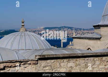 Istanbul, Türkei, Turkiye. Blick auf die Camlica Moschee in Uskudar, über den Bosporus, von der Moschee von Suleyman, der herrlichen Suleymaniye Moschee Stockfoto