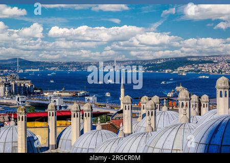 Istanbul, Türkei, Turkiye. Asiatisches Istanbul über den Bosporus von der Suleyman-Moschee, der herrlichen Suleymaniye-Moschee. Stockfoto