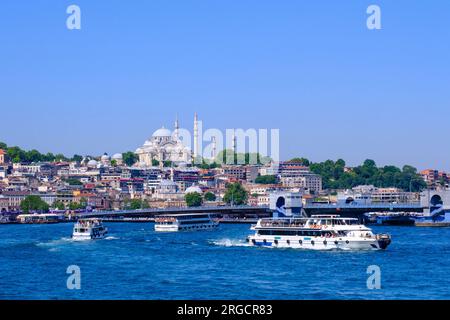 Istanbul, Türkei, Türkiye. Pendlerfähren am Goldenen Horn. Suleymaniye-Moschee im Hintergrund. Stockfoto