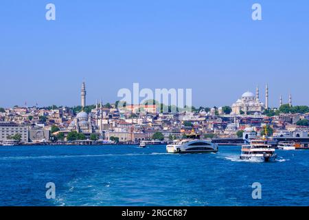 Istanbul, Türkei, Türkiye. Pendlerfähren am Goldenen Horn. Suleymaniye-Moschee im Hintergrund rechts; Neue Moschee (Yeni Camii) im Vordergrund links. Stockfoto