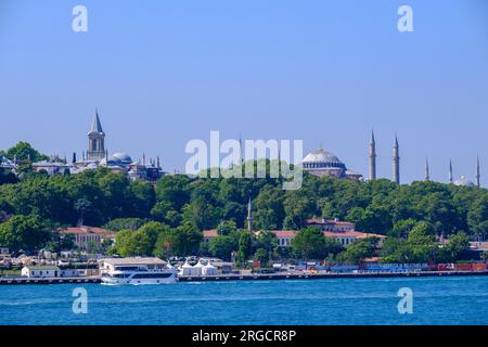 Istanbul, Türkei, Türkiye. Topkapi-Palast vom Goldenen Horn aus gesehen. Hagia Sophia in der Mitte, Blaue Moschee ganz rechts. Stockfoto