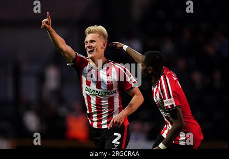 Lasse Sorensen aus Lincoln City feiert das zweite Tor seiner Seite des Spiels während des ersten Spiels des Carabao Cup in der Meadow Lane, Nottingham. Foto: Dienstag, 8. August 2023. Stockfoto