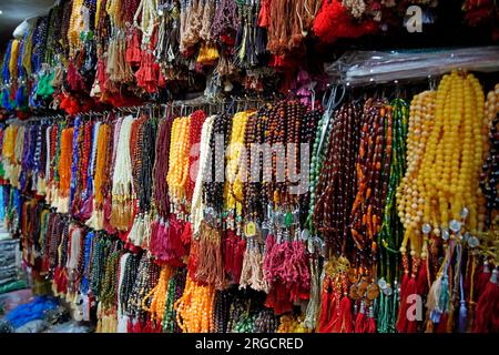 Muslimische Gebetsperlen (Misbaha) zum Verkauf in verschiedenen Größen und Farben Stockfoto