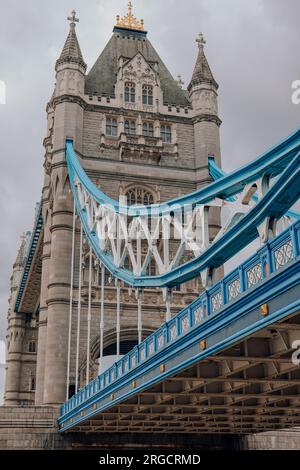 London, Großbritannien - 06. Juli 2023: Blick auf die Tower Bridge vom Nordufer der Themse. Die Tower Bridge wird oft mit der London Bridge verwechselt, der nächsten B. Stockfoto