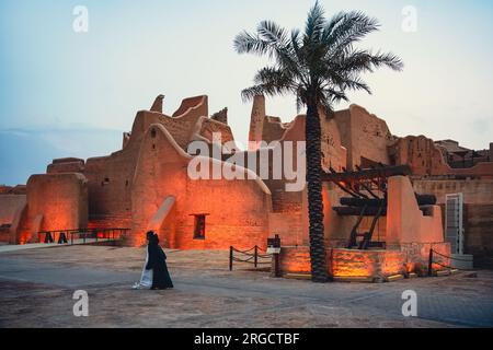 Abendlicher Blick auf At-Turaif-Weltkulturerbe, Bujairi-Terrasse, Diriyah, Riad, Saudi-Arabien Stockfoto