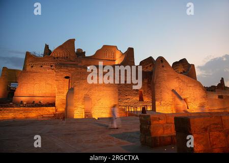 Abendlicher Blick auf At-Turaif-Weltkulturerbe, Bujairi-Terrasse, Diriyah, Riad, Saudi-Arabien Stockfoto