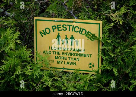 Kein Pestizidschild auf einem Baum in Saint Andrews New Brunswick Kanada Stockfoto