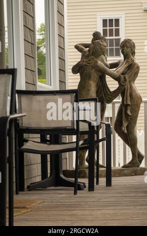 Die Statue der Frauen in voller Länge auf einer Veranda in der Innenstadt von Saint Andrews New Brunswick Kanada Stockfoto