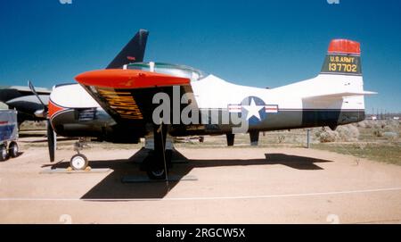 Nordamerikanischer T-28B Trojan 137702 (MSN 200-65), ausgestellt im Air Force Flight Test Center Museum Airpark, Edwards AFB, CA. Nach dem US-Marinedienst wurde er am 17. Juli 1969 auf Kaution bei der US-Armee abgestellt und von der Army Aviation Engineering Flight Activity [AAEFA] in Edwards AFB, Kalifornien, betrieben. Als Verfolgungsflugzeug für den Lockheed Cheyenne Helikopter wurde er als ungeeignet erachtet, der erwarteten Beschleunigung und Manövrierbarkeit des Cheyenne zu entsprechen, wurde jedoch für Tests zur Kalibrierung der Fluggeschwindigkeit und verschiedene Aufgaben zur Unterstützung von Tests beibehalten. Stockfoto