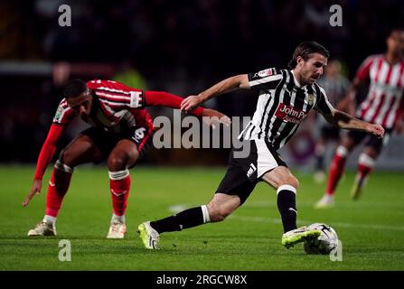 Dan Crowley von Notts County (rechts) und Ethan Erhahon von Lincoln City während der ersten Runde des Carabao Cup in Meadow Lane, Nottingham. Foto: Dienstag, 8. August 2023. Stockfoto