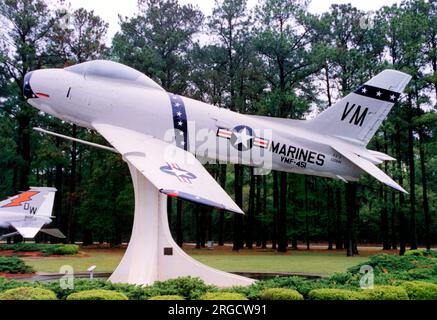 Nordamerikanischer FJ-3M Fury 141376 (msn 214-82), montiert auf einem Pylon in MCAS Beaufort, South Carolina, gemalt als 135841. Stockfoto