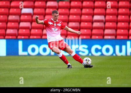 Oakwell Stadium, Barnsley, England - 8. August 2023 Jack Shepherd (41) von Barnsley setzt den Ball aus der Verteidigung - während des Spiels Barnsley gegen Tranmere Rovers, EFL Cup, 2023/24, Oakwell Stadium, Barnsley, England - 8. August 2023 Kredit: Arthur Haigh/WhiteRosePhotos/Alamy Live News Stockfoto