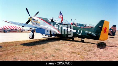 Nordamerikanische P-51D Mustang N5428V/CY-U 'Gunfighter' (msn 122-39723) der Konföderierten Luftwaffe am Midland Airport am 8-10. Oktober 1992. Stockfoto