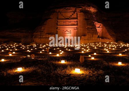 Alte Gräber von Hegra, beleuchtet durch Kerzenlicht, Alula, Saudi-Arabien Stockfoto