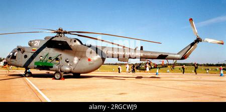 Litauische Luftwaffe – Mil Mi-8MTV-1 21 (msn 95911), am 16. Juli 2005 bei der RAF Fairford für die RIAT. Stockfoto