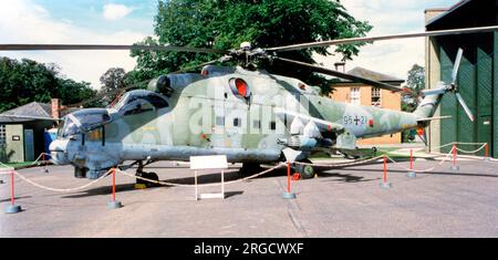 MIL Mi-24D 96+21 (msn B4002), ehemalige DDR Air Force/Luftwaffe Mi-24 im Imperial war Museum Duxford. Stockfoto