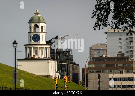 Das Uhrengebäude in der Stadt Halifax befindet sich an der Seite in der Innenstadt von Halifax Nova Scotia Kanada Stockfoto