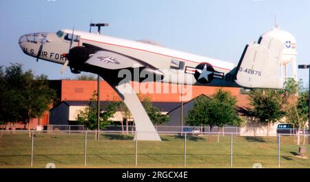 Nordamerikanische B-25 Mitchell 'O-42875', mit falscher Seriennummer bemalt, als Torwächter auf einem Pylon montiert. Stockfoto