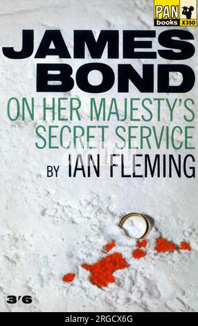 Buchumschlag James Bond - On her Majesty's Secret Service von Ian Fleming, veröffentlicht von PanBook Ltd., London. Stockfoto