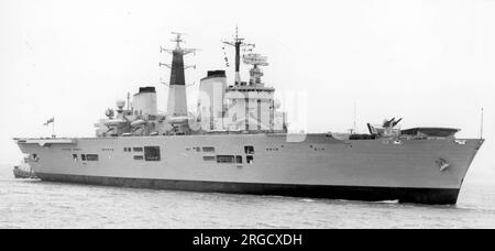 Royal Navy - HMS Invincible R05, ein Flugzeugträger der Unbesiegbaren Klasse. Stockfoto