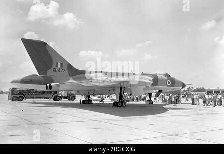 Royal Air Force - Avro Vulcan B.2 XL427, auf einer Flugschau in den Vereinigten Staaten, neben dem Goldenrod Land Speed Rekordhalter geparkt. (Für Fahrzeuge mit Radantrieb) Stockfoto