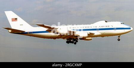 United States Air Force - Boeing E-4B 75-0125 (msn 20949 / 257), im Anflug. Die E-4B ist die Luftwaffe für den Einsatz des Präsidenten der Vereinigten Staaten in Notfällen. Diese Flugzeuge folgen immer dem POTUS, wenn er Washington D.C. verlässt, ausgestattet mit nuklearem elektromagnetischem Pulsschutz, nuklearer und thermischer Abschirmung, fortschrittlicher Elektronik und einer Vielzahl von Kommunikationsgeräten. Betrieben von der 1. Bordseitigen Kommando- und Kontrollstaffel (ACCS) Stockfoto