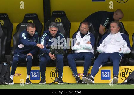 DORTMUND - (lr) Ajax Chief Analyst Max Lesser, Ajax Assistant Coach sagte Bakkati, Ajax Coach Maurice Steijn, Ajax Assistant Coach Richard Witschge während des Freundschaftsspiels zwischen Borussia Dortmund und Ajax Amsterdam am Signal Iduna Park am 6. August 2023 in Dortmund, Deutschland. AP | niederländische Höhe | GERRIT VON KÖLN Stockfoto