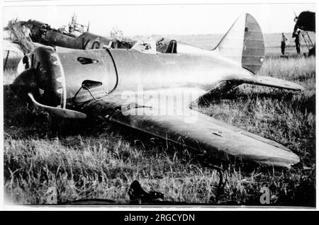 Polikarpov I-16 Rata-Kämpfer, auf einem Flugplatz, der von deutschen Streitkräften in Begleitung operativer Luftwaffe-Kämpfer eingenommen wurde. Stockfoto